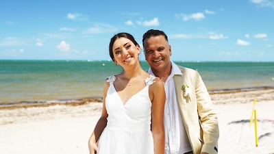 esposo y esposa sonriendo en la playa