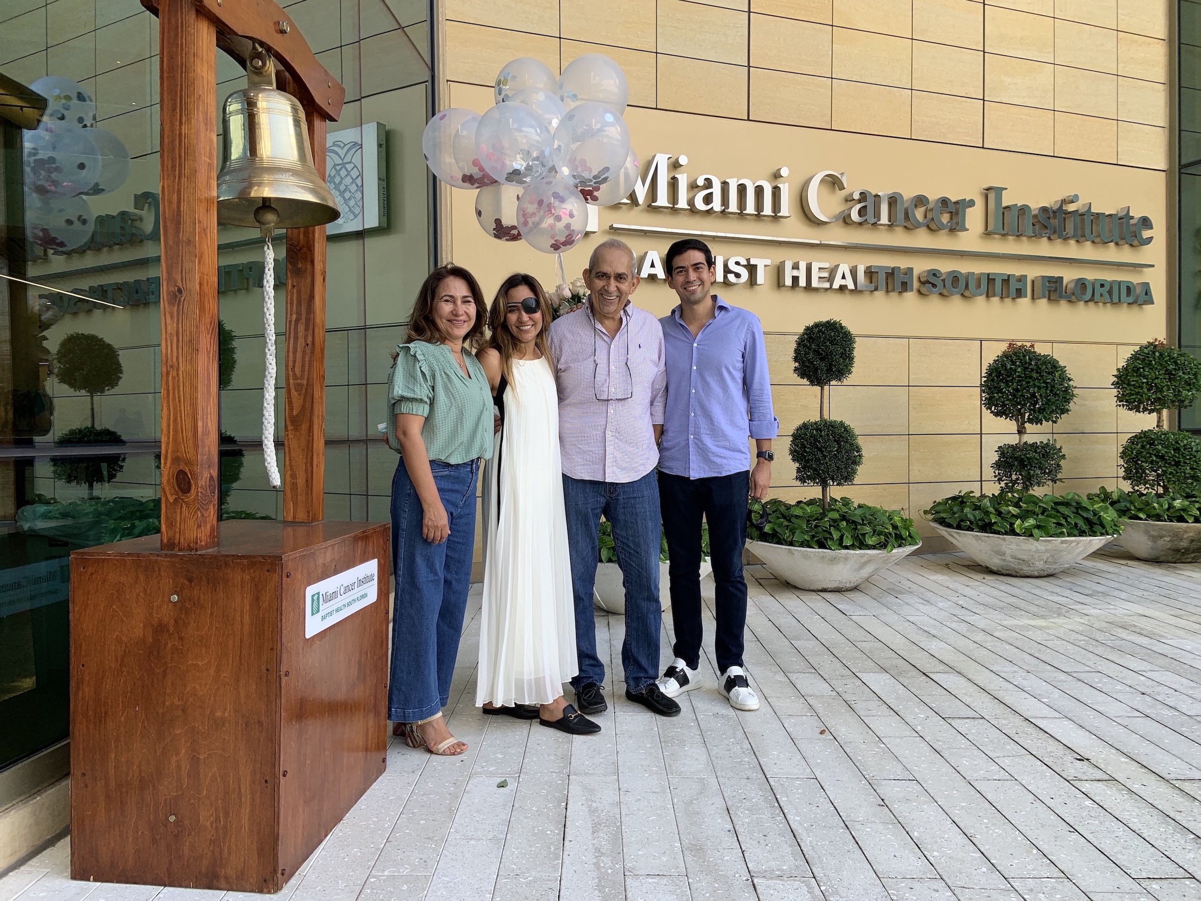 Una paciente internacional de tumor cerebral regresa a casa luego de su tratamiento en Miami Cancer Institute